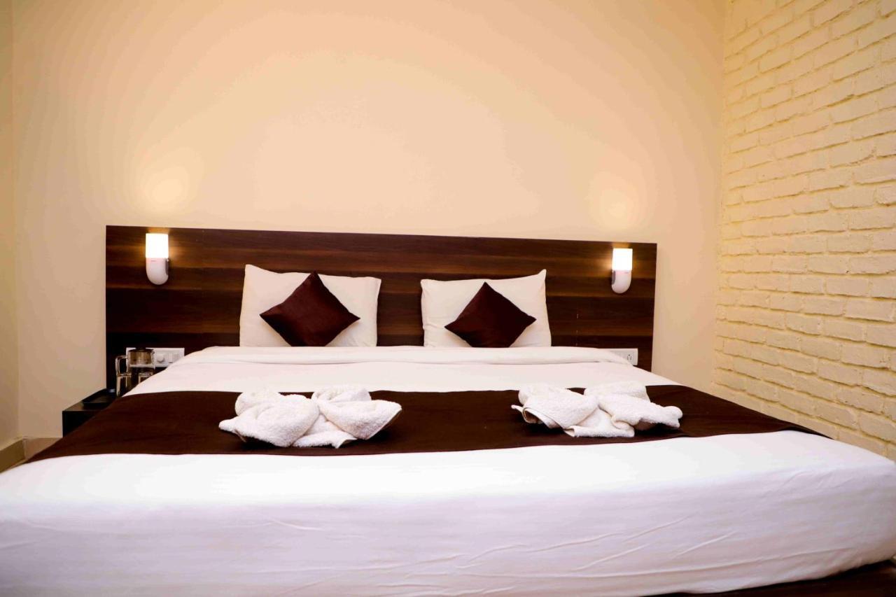 Hotel On The Rocks Mahabaleshwar Exterior photo