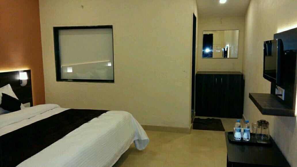 Hotel On The Rocks Mahabaleshwar Exterior photo